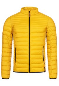 Gelbe gesteppte Jacke mit hohem Kragen, vorderem Reißverschluss und schwarzem Besatz. Sie hat horizontale Nähte und eine glatte, leichte Textur.