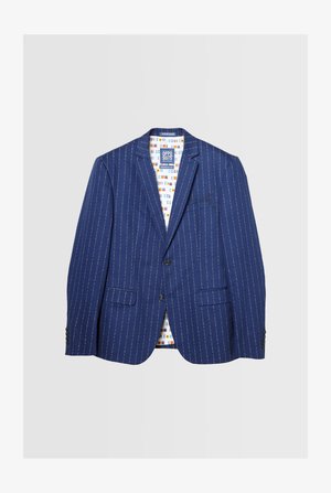 Granatowa marynarka w prążki z klasycznymi klapami, dwoma przednimi kieszeniami i wzorzystą podszewką z kolorowymi flagami. Zapięcie na pojedynczy guzik.