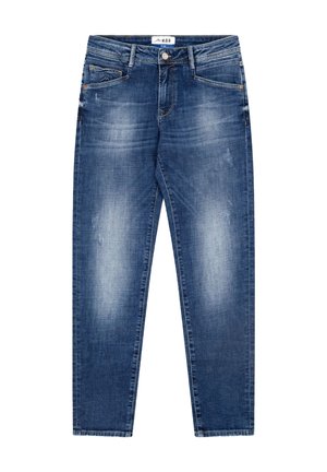 Blauwe slim-fit jeans met vervaagde details, voorste knoop, riemlussen en ontwerp met vijf zakken, plat gelegd op een witte achtergrond.