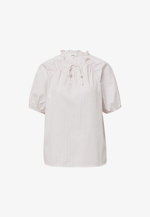 Blusa rosa chiaro con strisce bianche verticali, scollo rotondo con ruches, maniche corte a sbuffo e dettagli con cordoncino allo scollo.