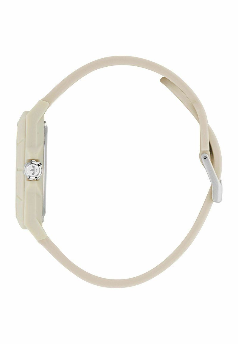 Montre en silicone beige avec un cadran rectangulaire, une ferronnerie argentée et une surface lisse. Présente un design simple et une boucle ajustable.