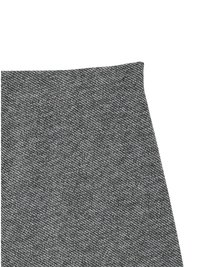 Grauer Strickstoff mit einer strukturierten Musterung und einem dezenten diagonalen Gewebe. Die Kanten sind sauber geschnitten und betonen die moderne Form.