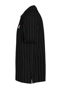 Svart polo t-shirt med tunna vertikala ränder, korta ärmar, krage och en logotyp på vänster bröst. Mjuk tygkvalitet.