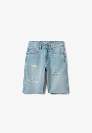 Pantalones cortos de mezclilla azul claro con parches desgastados en la parte frontal de los muslos, trabillas para cinturón, bolsillos delanteros y dobladillo deshilachado.