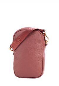 Piccola borsa a tracolla in pelle pink con finitura texturizzata, dotata di chiusura in metallo dorato e ampio manico in tessuto. Forma rettangolare.