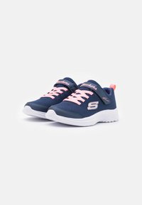 Tumed sinine sportlikud tossud, millel on võrgusilma kangas, roosad paelad ja valge tall. Omab Velcro rihma ja Skechersi logo küljel.
