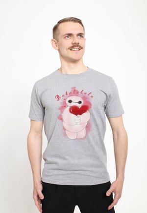 Szary bawełnowy T-shirt z grafiką białej postaci trzymającej czerwone serce, z napisem "Balalalala" powyżej w czerwonym foncie.