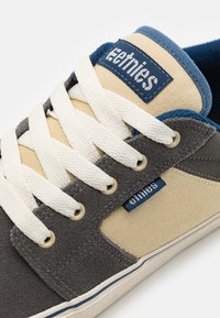 Etnies BARGE - Sporta apavi - grey/navy