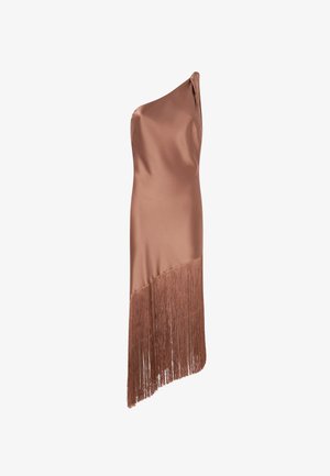 Robe en satin à une épaule de couleur cuivre avec ourlet asymétrique et détails de longues franges.