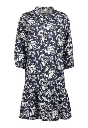Granatowa sukienka w biały kwiatowy wzór, z guzikami z przodu, kołnierzykiem i rękawami do połowy przedramienia. Posiada falbaniaste, wielopoziomowe wykończenie na dole.