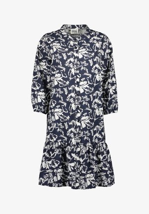 Robe bleu marine à motif floral blanc, boutonnée à l'avant, avec col et manches trois-quarts. Caractérisée par un ourlet à volants superposés.