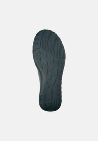 Suola di una scarpa, con una superficie in gomma testurizzata di colore grigio scuro e scanalature decorate per la trazione, e una misura contrassegnata "42".