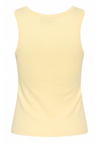 Haut sans manches jaune avec une texture douce, présentant un col rond et un motif en losanges subtil sur le tissu.