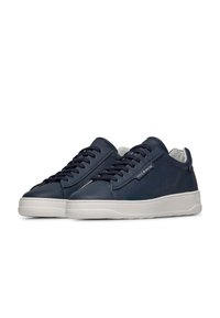 Sneakers in pelle navy con una texture liscia. Presentano una suola in gomma bianca, lacci coordinati e un dettaglio del logo argentato sul lato.