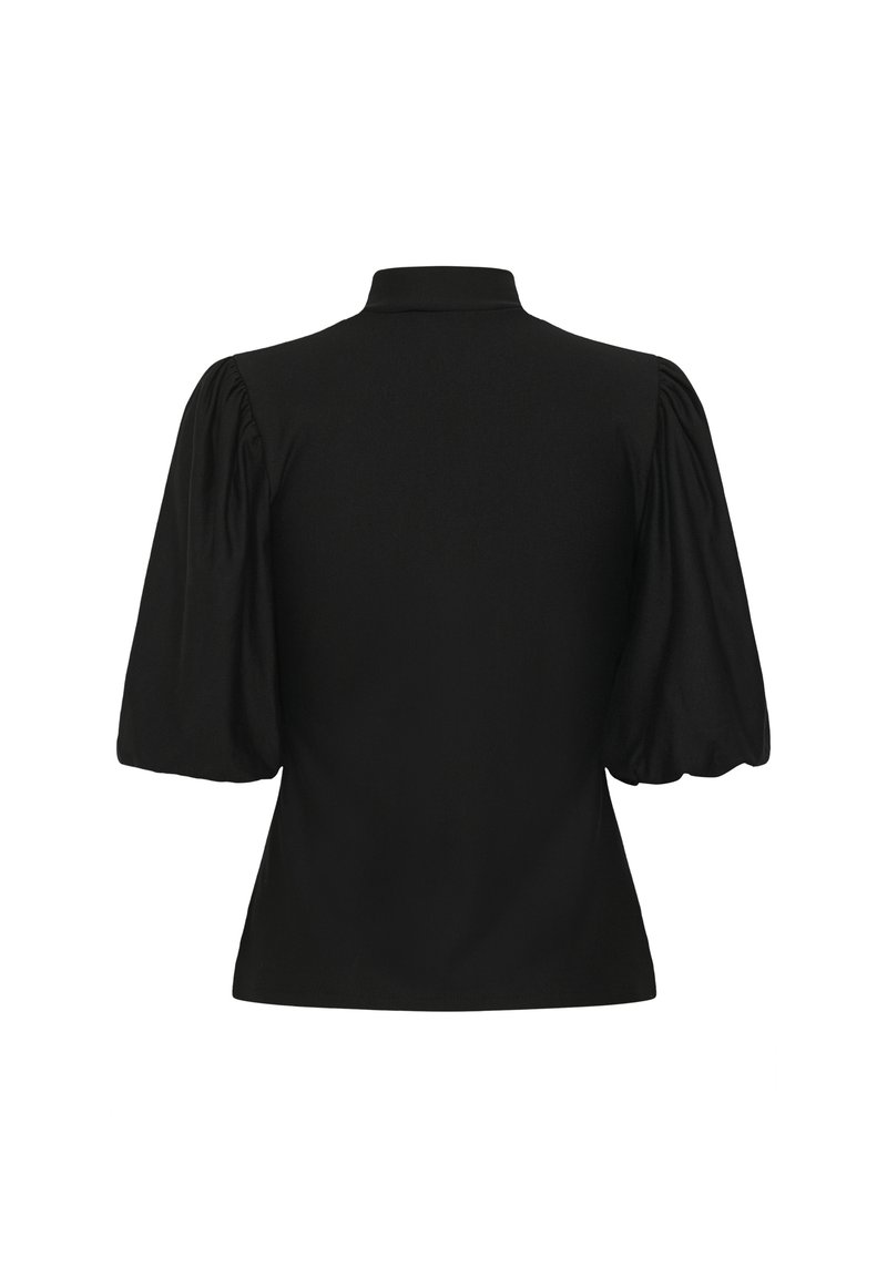 Blusa negra con un alto cuello, mangas cortas abullonadas y un torso ajustado. Tejido suave sin patrones o embellishments visibles.