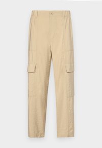 Beige cargo nadrágok, könnyű, gyűrödött anyagból, magas derékkal és két oldalsó zsebbel, amelyeken mindkét lábon hajtókák találhatók.