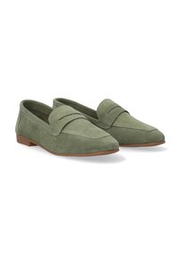 Zelené semišové mokasíny s špičatou špičkou, plochou gumovou podrážkou a dekoračním páskem přes nárt. Měkká textura a minimalistický design.