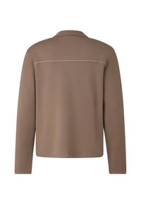 Braunes Langarmhemd mit Kragen, gerade geschnitten, weiche Textur und kontrastierende Steppnähte über dem oberen Rücken.