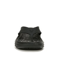 Zwarte rubberen slippers met een gemêleerd binnenzool bestaande uit draaiende patronen, brede banden en een verhoogd logo bovenop.