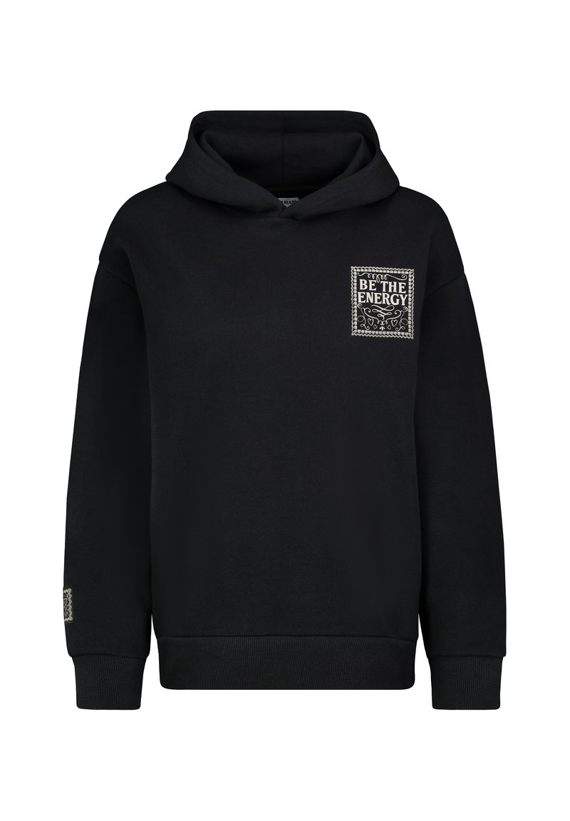 Zwarte hoodie van zachte stof, met een voorzak en een witte tekstontwerp dat leest "WEES DE ENERGIE" en geribbelde manchetten.