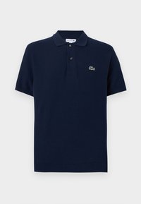 Polo à manches courtes bleu marine avec un col à deux boutons et un petit logo crocodile vert sur le côté gauche de la poitrine.