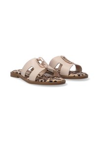 Beige lædersandaler med to brede stropper, en guldaccent spænde og en leopardmønstret indersål. Flad sål og åbent tådesign.