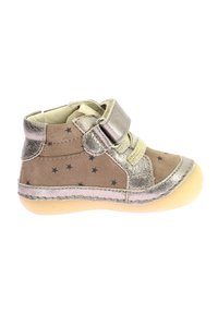 Zapato alto de ante marrón con acentos metálicos dorados, correa de velcro, patrón de estrellas y suela de goma beige. Texto suave con cuello acolchado.