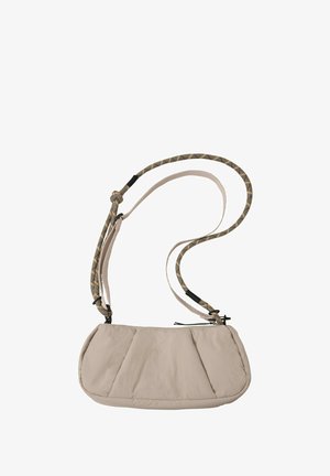Beige weiche Stoff-Schultertasche mit geschwungener Form und verstellbarem kariertem Riemen, gesichert mit schwarzen Kunststoffdetails und Reißverschluss.