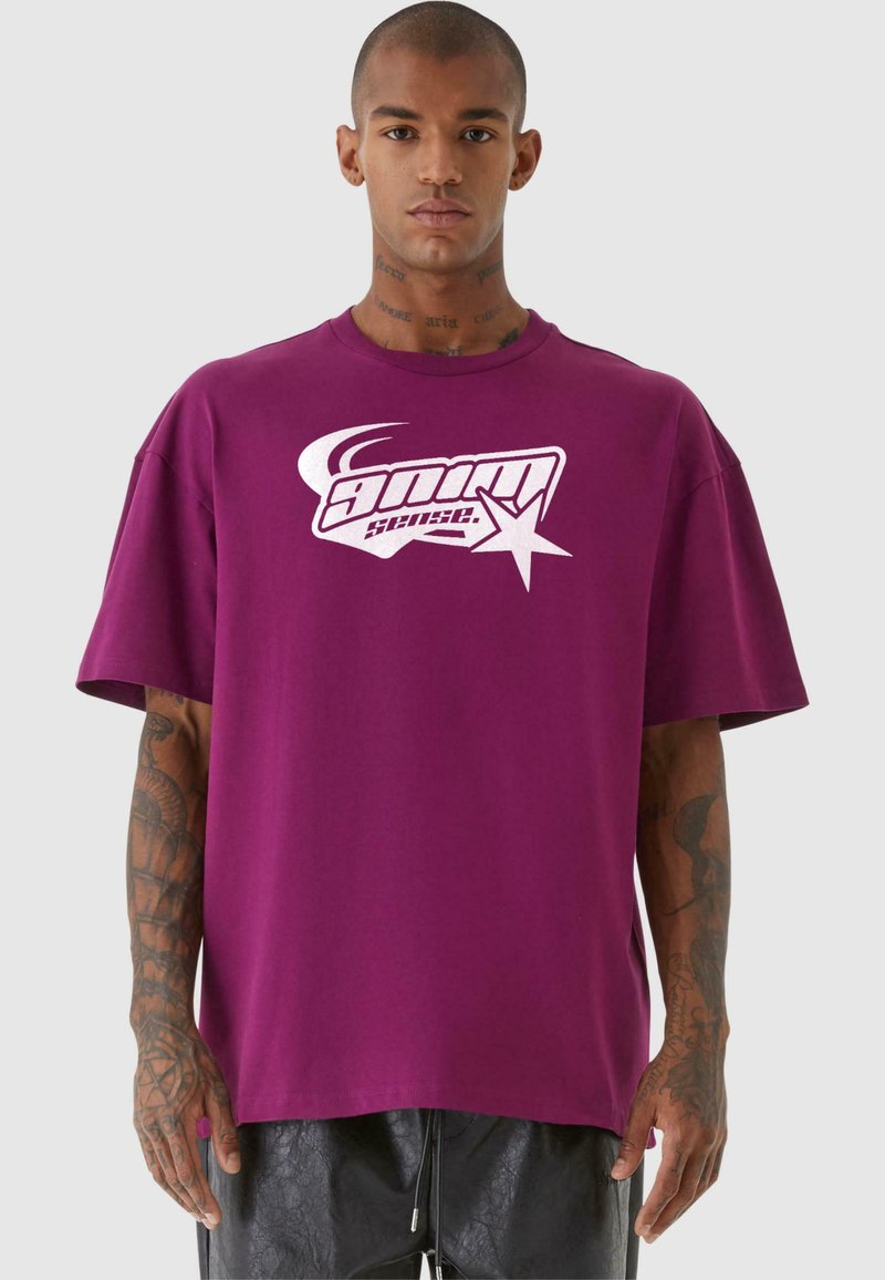 9N1M SENSE STAR - T-shirt med print - aubergine