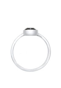 Bague en argent avec un anneau lisse et un dessus serti d'une pierre noire facettée proéminente, présentant une finition polie et un design minimaliste.