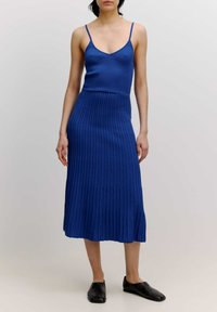Blaues geripptes Strickkleid mit angepasstem Oberteil und schwingendem, knie-langen Faltenrock. Verfügt über dünne Spaghettiträger und eine glatte Textur.