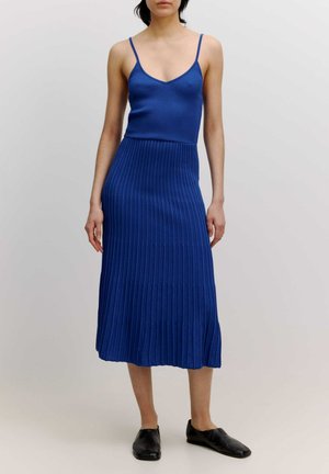 Blaues geripptes Strickkleid mit angepasstem Oberteil und schwingendem, knie-langen Faltenrock. Verfügt über dünne Spaghettiträger und eine glatte Textur.