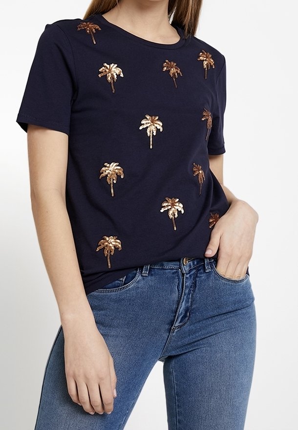 Námořnické bavlněné tričko s rozptýlenou bronzovou výšivkou palmy. Krátké rukávy, kulatý výstřih, uvolněný střih a měkký materiál.