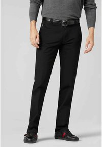 Zwarte broek van gladde stof, met een slim fit ontwerp en zakken. Draag met een grijze trui en zwarte schoenen met rode accenten.