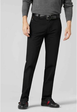 Zwarte broek van gladde stof, met een slim fit ontwerp en zakken. Draag met een grijze trui en zwarte schoenen met rode accenten.