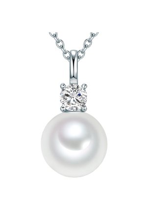 Collana d'argento con un pendente a forma di perla bianca rotonda, decorato con un accento di diamante trasparente, il tutto su uno sfondo semplice.