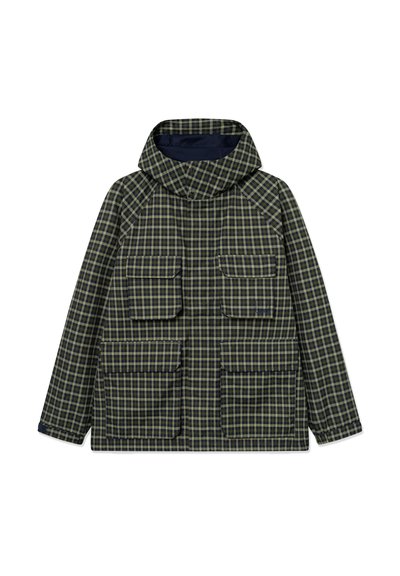 Giacca con cappuccio a quadri verdi e blu scuro con quattro tasche anteriori con patta e maniche lunghe, distesa su uno sfondo bianco.