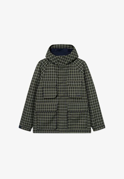 Giacca con cappuccio a quadri verdi e blu scuro con quattro tasche anteriori con patta e maniche lunghe, distesa su uno sfondo bianco.