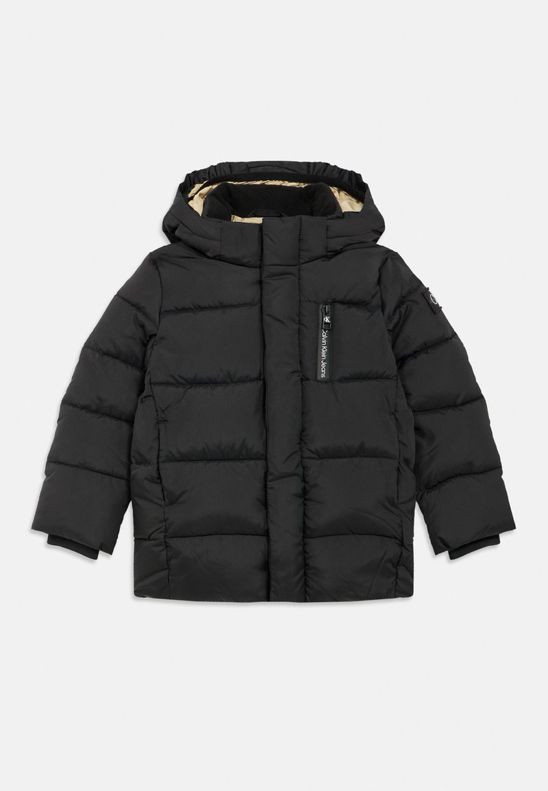 Črna puhasta jakna z kapuco, s horizontalnim šivanjem, notranjo podlogo v bež barvi in žepom na prsih z zadrgo.