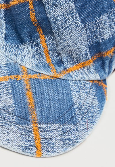 Μπλε τζιν καπέλο με πορτοκαλί καρό ραφές και ορατή υφή υφάσματος σε λευκό φόντο.