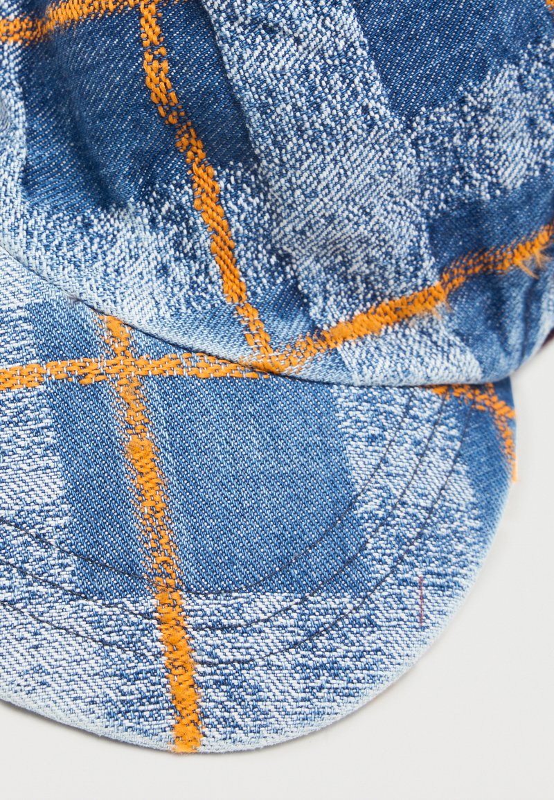 Blaues Jeans-Cap mit orange karierten Nähten und sichtbarer Stoffstruktur auf weißem Hintergrund.