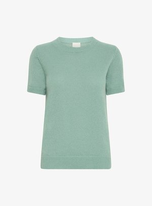 Licht mintgroene trui met korte mouwen, gemaakt van zacht gebreid materiaal. Heeft een ronde hals en ribgebreide boorden en onderkant. Glad textuur.