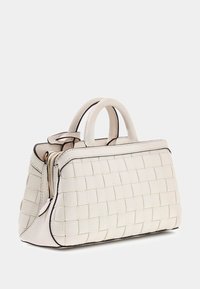 Sac à main en cuir tressé blanc avec une forme structurée, double poignée supérieure et détail de fermeture éclair dorée. Les surpiqûres contrastantes soulignent le design.