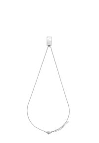Collana d'argento con pendente rettangolare a texture marmorizzata, attaccata da una sottile catena con chiusura regolabile.