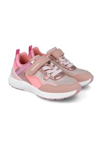 Sneaker leggere con una finitura in satin rosa, texture a contrasto, cinturini regolabili in Velcro e una spessa suola bianca.