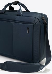 Navy blauwe laptoptas met een gestructureerde afwerking, dubbele handgrepen, een afneembare schouderriem en een voorzak met ritssluiting.