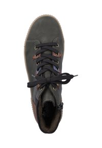 Bottine en cuir gris avec des lacets noirs, des accents beiges et une semelle en caoutchouc texturée. Dispose d'une fermeture éclair sur le côté pour un accès facile.