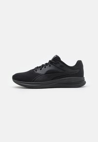 Scarpa sportiva nera con tomaia in mesh, dettagli testurizzati, suola imbottita e lacci piatti, caratterizzata da un design elegante e aerodinamico.