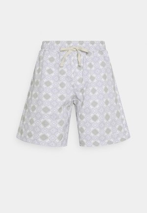 Herren-Casual-Shorts mit grauem und weißem geometrischem Fliesenmuster und verstellbarem beigem Kordelzugbund, flach auf weißem Hintergrund liegend.