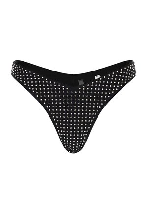 Schwarzer Tanga aus glattem Stoff mit einem Muster aus silbernen Nieten auf der Vorder- und Rückseite, das den V-förmigen Schnitt betont.